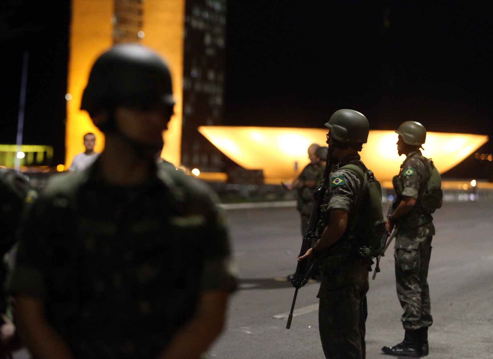 Exército deixa Esplanada dos Ministérios; polícia militar continua no local.